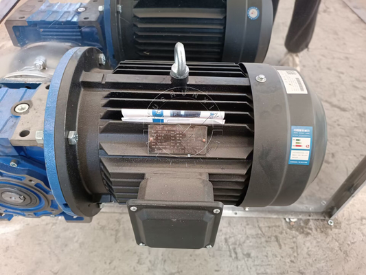 Separador sólido-líquido de tela inclinada 700 kg Peso ideal para tratamento de esgoto ao ar livre